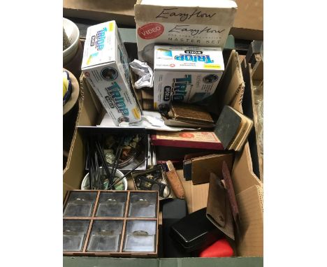 CARTON WITH SMALL VINTAGE PHOTO ALBUMS, EMPTY PURSES &amp; WALLETS, ARTISTS PAINT BRUSHES &amp; OTHER BRIC-A-BRAC INCL; WADE 