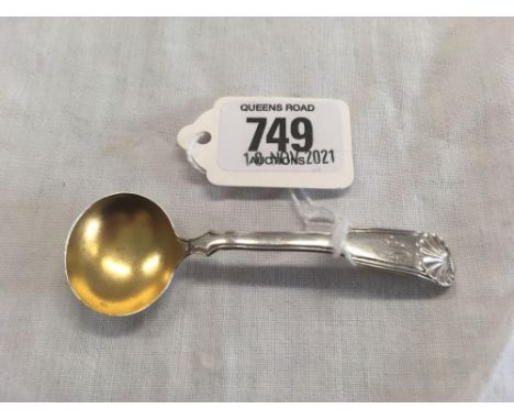 A GEORGIAN SHELL DECORATED SALT SPOON - B'HAM 1833 BY TAYLOR &amp; PERRY