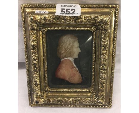 GILT FRAMED WAX RELIEF PORTRAIT OF AN 18THC GENTLEMAN IN PROFILE.