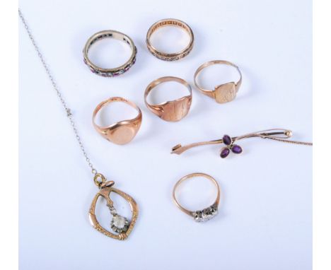 A qunatity of mixed jewellery to include three 9ct gold signet rings, a 9ct amehtyst bar brooch, a 9ct white hardstone eetern