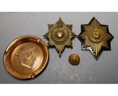 A small copper ashtray with Masonic(?) motif, together with two brass regimental badges and a button (4)