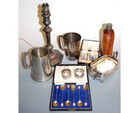 Assorted plated wares, to include tankard, twin handled sugar, cased pair of napkin rings etc; together with a pewter tankard