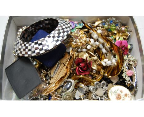 A box of miscellaneous costume jewellery to include rabbit foot brooch, chequered bangle, cufflinks, etc