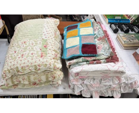 A quilt cover, 2 matching pillows &amp; other bedding