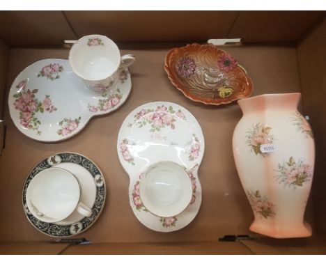 A mixed collection of ceramic items to include Royal Grafton Wild Rose tennis set cup and saucers, Wedgwood Parnassian patter