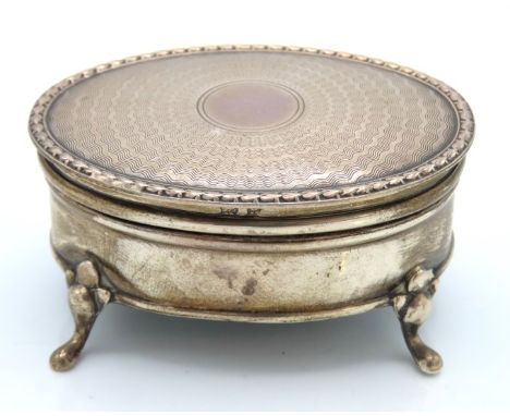A small 1913 Birmingham silver trinket casket by Synyer & Beddow, 65mm wide x 44mm deep x 23mm high, 70.6g inclusive