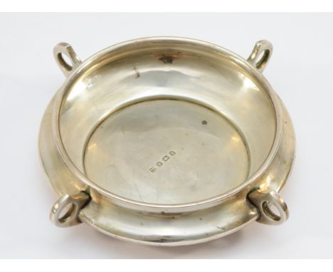 A silver bowl having four handles, Birmingham 1904, 80gm.