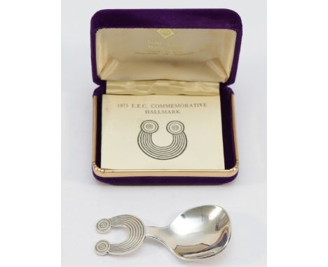 A Republic of Ireland 1973 E.E.C. commemorative caddy spoon, Dublin 1973, 32gm, cased.