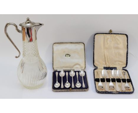 A set of six silver teaspoons, Sheffield 1933, with golf club decoration to the tops, cased, together with a set of six silve