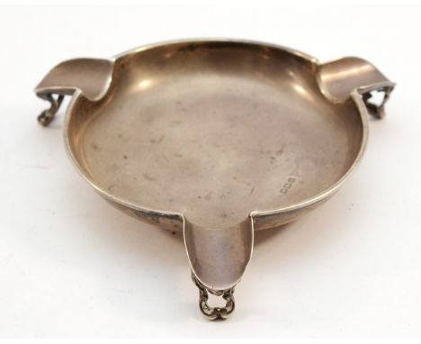 A silver ash tray raised on three legs, Sheffield 1914, 13cm, 73gm.