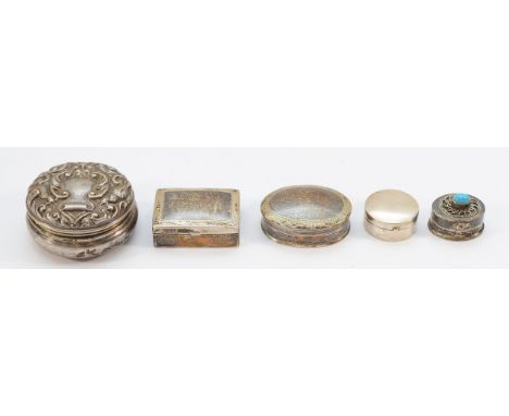 A silver embossed pill box, Birmingham 1990, together with four other 925 silver pill boxes, 57gm.  (5)