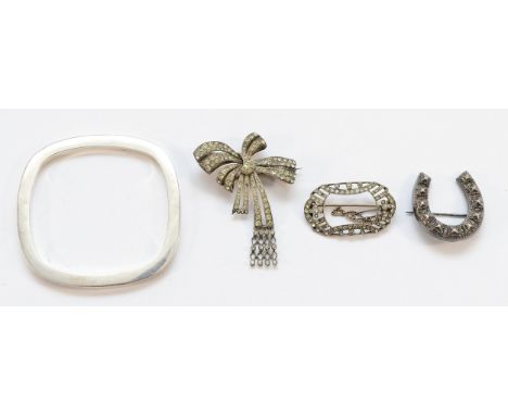 A 925 silver horseshoe brooch, 35mm, a 900 silver and marcasite brooch, 43mm, and a 935 silver and marcasite bow brooch, 65mm
