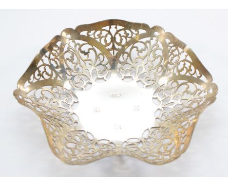 A pierced silver trinket dish, Birmingham 1972, 13cm diameter, 95gm.
