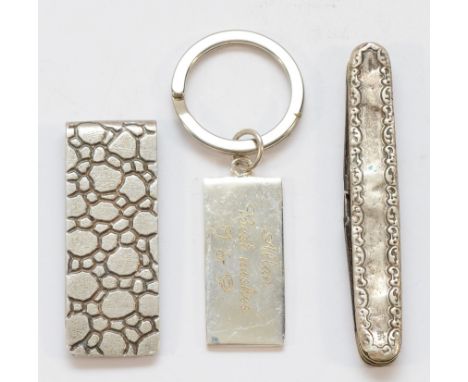 A silver money clip, London 1977, together with a 925 silver presentation key ring, Birmingham 2019, and a 925 silver pen kni