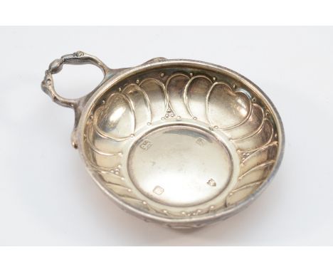 A silver wine tasting dish, London 1972, 8cm diameter not including handle, 43gm.