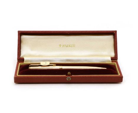 A 9ct gold Parker waterdrop pen, having engine turned decoration, with cartouche bearing the inscription 'Silver Jubilee 1977