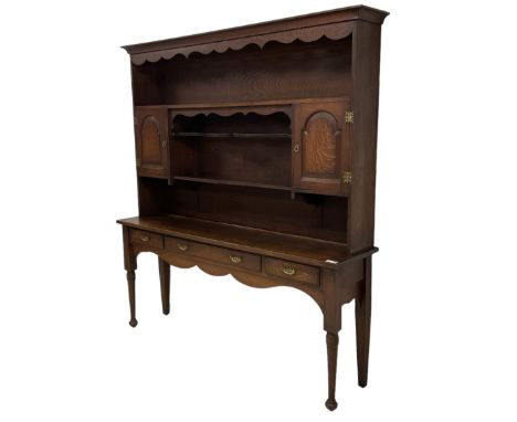 Early 20th century Georgian design oak dresser, projecting cornice with shaped apron over a three-tier plate rack with flanki