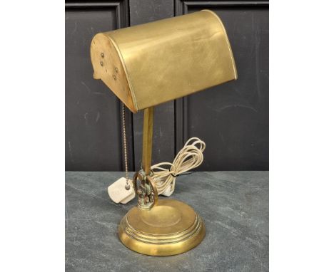 An unusual 1920s brass articulated bankers desk lamp, approx 41cm high.