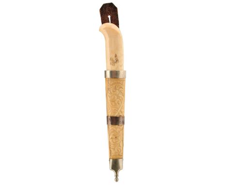 AN EARLY 20TH CENTURY SCANDINAVIAN SHEATH KNIFE, 7.5cm clean blade, characteristic marine ivory hilt, contained in its white 