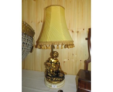 A LARGE 20TH CENTURY GILT METAL CHERUBIC TABLE LAMP WITH SHADE, OVERALL H 63.5 cm