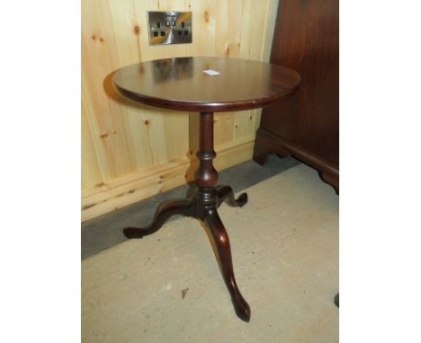 A SMALL 19TH CENTURY MAHOGANY TRIPOD WINE TABLE, H 52 cm, Dia. 37 cm