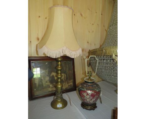 A TRADITIONAL BRASS TABLE LAMP AND SHADE, OVERALL H 79 cm, TOGETHER WITH A MODERN CERAMIC TABLE LAMP (2)