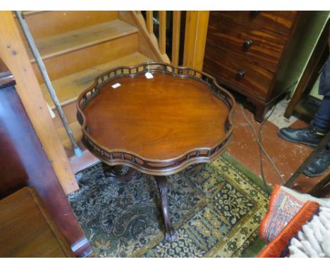 A REPRODUCTION MAHOGANY TRIPOD PEDESTAL TABLE