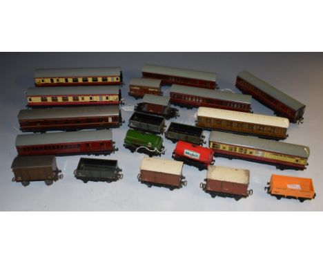 Hornby Dublo  - 1930s and later rolling stock, including 3 rail passenger carriages LMS Z6133;  others guards van M26133 x 2,