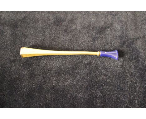 A 9ct gold engine turned hexagonal cheroot/cigarette holder, 10cm long