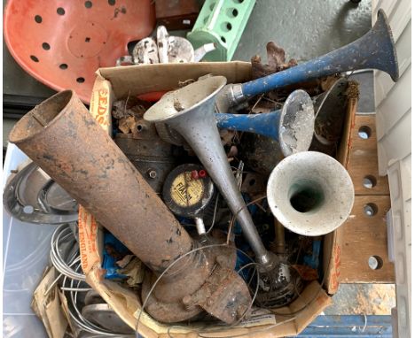 Automobile interest, various vintage car horns and other related items 