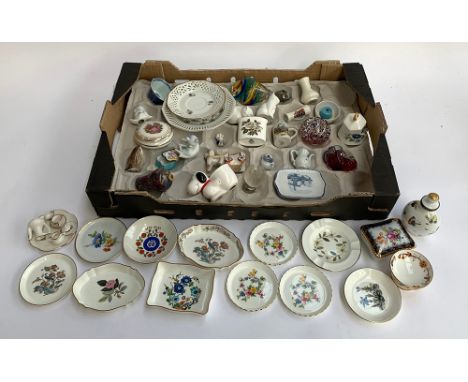 A mixed lot of ceramics to include a quantity of Wedgwood and Royal Worcester pin dishes, Minton, Aynsley; together with othe