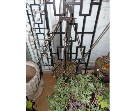 SMALLER METAL TRIPOD WITH HANGING PLANTER