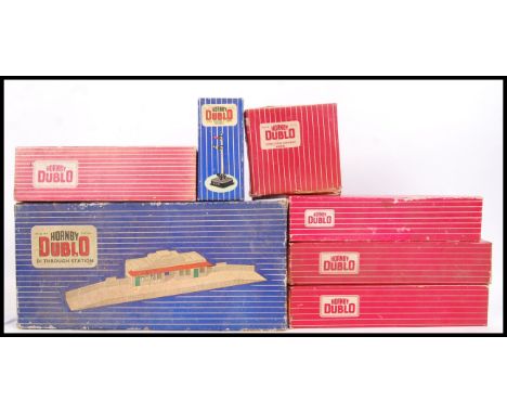 A collection of 7x original vintage Hornby Dublo 00 gauge coaches &amp; accessories to include; 4081 Coach, 4082 Coach, 2475 