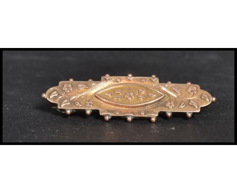 A vintage early 20th century Edwardian hallmarked 9ct gold bar brooch decorated with flowers having pin to verso. Weighs 2.9 