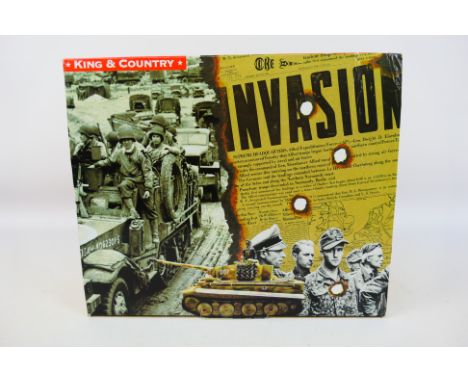 King and Country - A boxed King & Country AK27 WW2 'Afrika Korps' series 105mm F18 Howitzer with 5 Man Crew. The set appears 