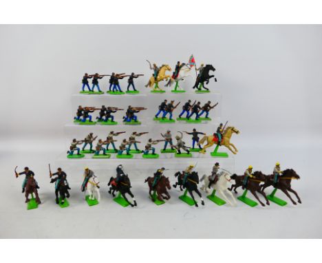 Britains Deetail - A collection of 39 unboxed Britains Deetail American Civil War series figures. The lot contains Union and 