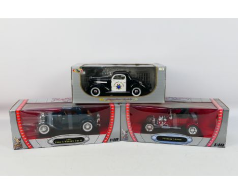 Road Signature - Signature Models - Three boxed diecast 1:18 scale model cars. Lot comprises #163249 1923 Ford T-Bucket, Sign