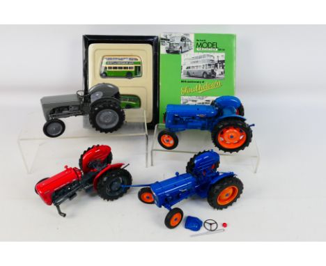 Universal hobbies - EFE - Diecast - A set of 4 unboxed 1/16 scale Ferguson Tractors. Each of these items are damaged, some mo