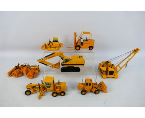 Joal - A group of unboxed CAT construction vehicles in 1:50 scale including a 225 excavator, a 920 loader, a 955 traxcavator,