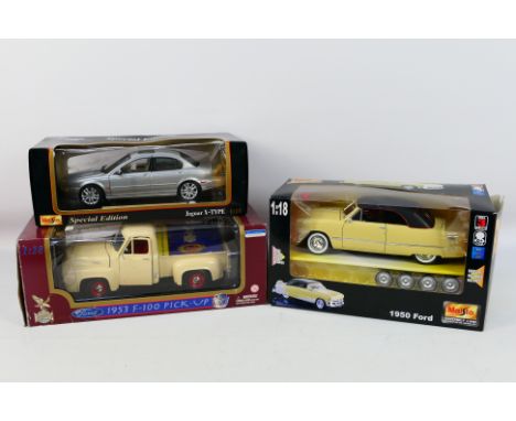 Road Signature - maisto - Three boxed 1:18 scale diecast model cars. Lot consists of Maisto 'Assembly Line' #39681 1950 Ford;