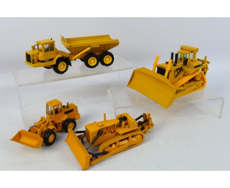 Conrad - Gescha - 4 x unboxed CAT construction vehicles in 1:50 scale, a 936 loader # 2886, a D9G dozer # 287, a D400 articul