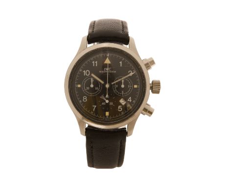 IWC Der Fliegerchronograph, Gehäusedurchmesser 36 mm, Quarz mit mechanischem Chronographenmodul, und Datumsfenster zwischen 4