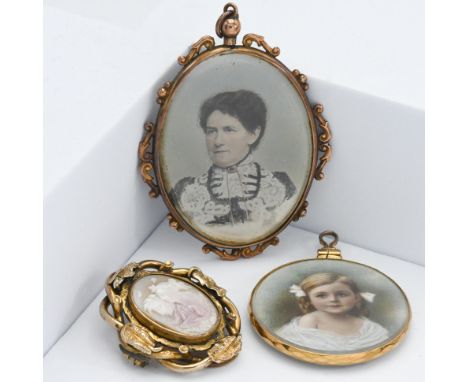 A yellow gold double sided portrait miniature with glass panels, 7.71gm, another yellow gold double sided portrait miniature 