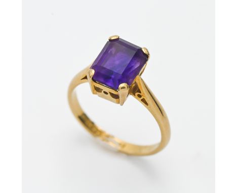 An 18ct yellow gold amethyst ring, size L.