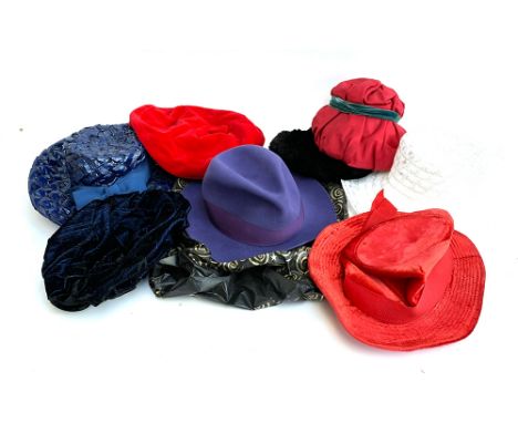 A mixed lot of vintage hats, to include a purple felt fedora, red velvet beret etc (8) 