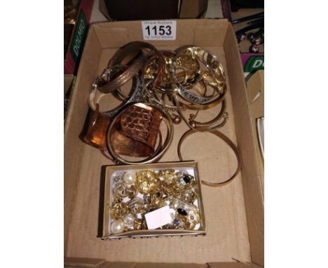 A mixed lot of vintage costume jewellery including bangles and earrings. 