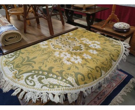 A Vintage green/ white round rug. Diameter approximately 140cm.