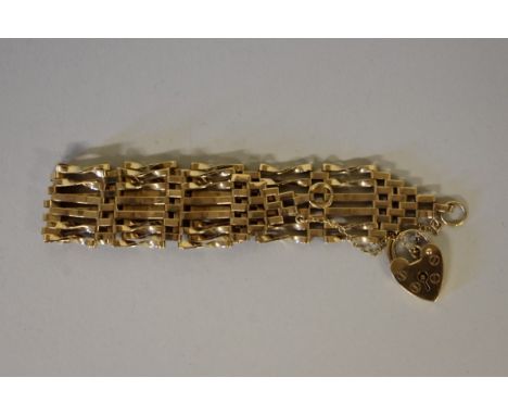 A gold gate bracelet, having padlock clasp, 12.5g. 