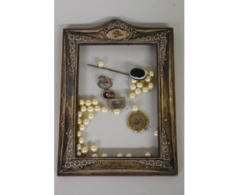 A silver photograph frame, by J &amp; R Griffen Ltd, Chester 1922, 18 x 13cm; together with a small quantity of jewellery. 