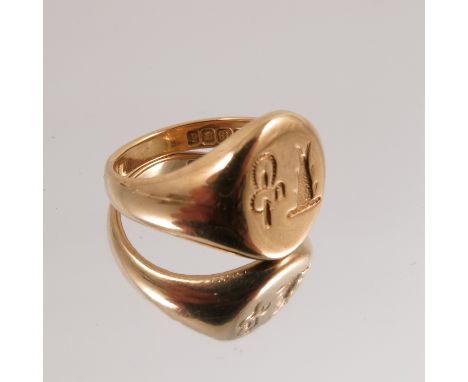 An 18 carat gold crested signet ring, London 1904, finger size P, 13.3g gross